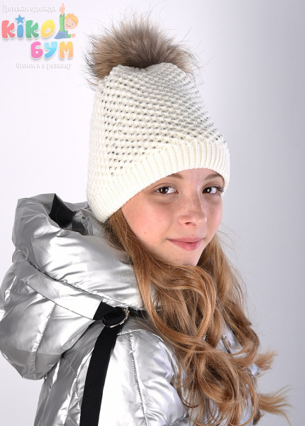 140 Вязаная шапка для девочки "Стразы-сетка"